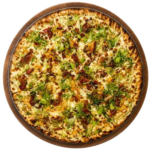 Pizza Frango com Alho Poró vista de cima na tábua de madeira, com frango desfiado, bacon e alho poró